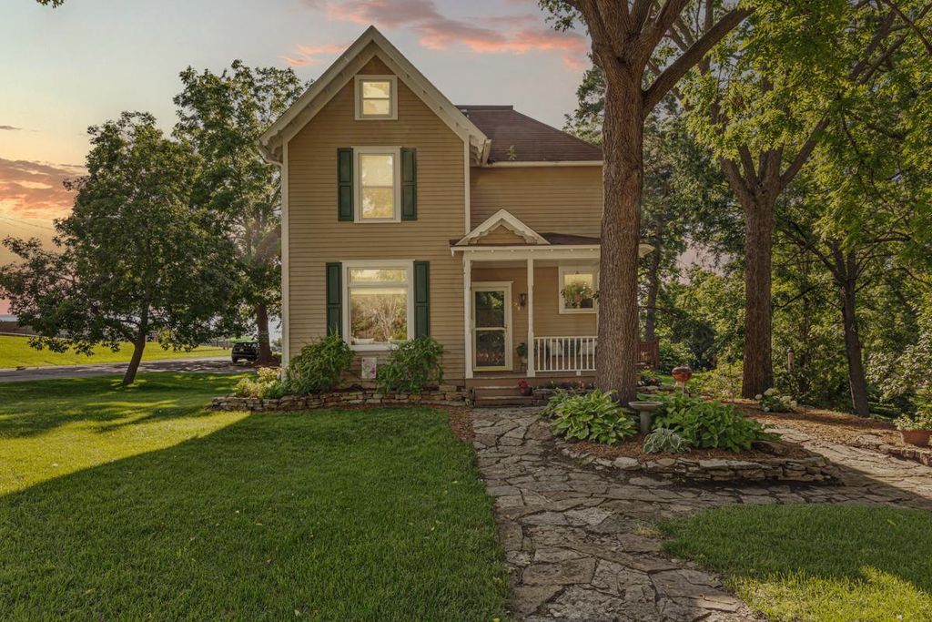 128 5th Avenue SW, Faribault, MN 55021
