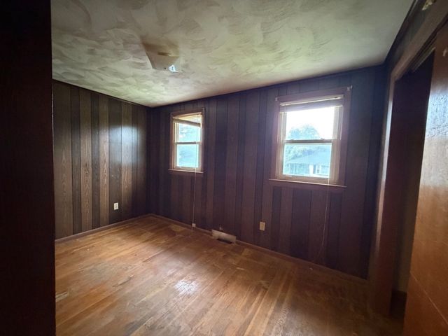 27 Dillon St, Worcester, MA 01604