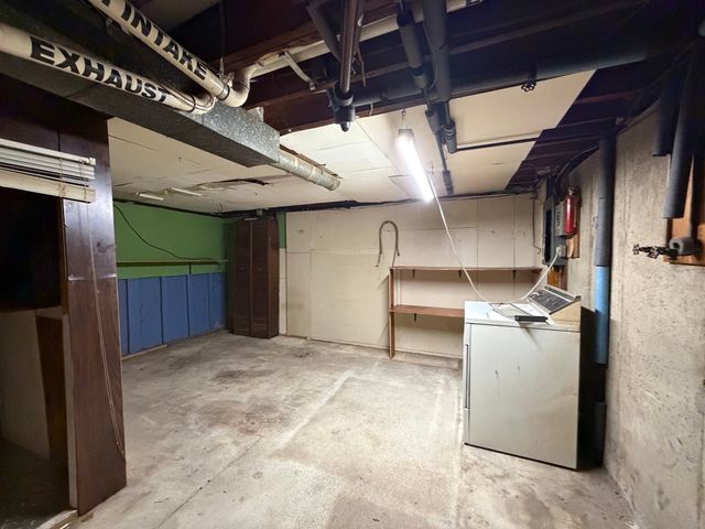 27 Dillon St, Worcester, MA 01604
