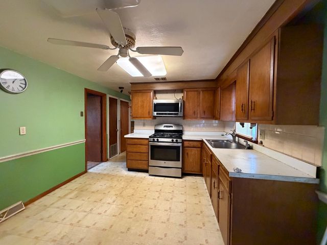 27 Dillon St, Worcester, MA 01604