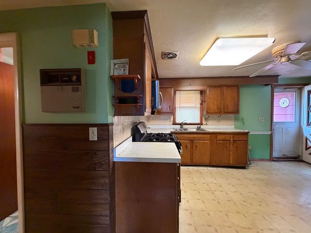 27 Dillon St, Worcester, MA 01604