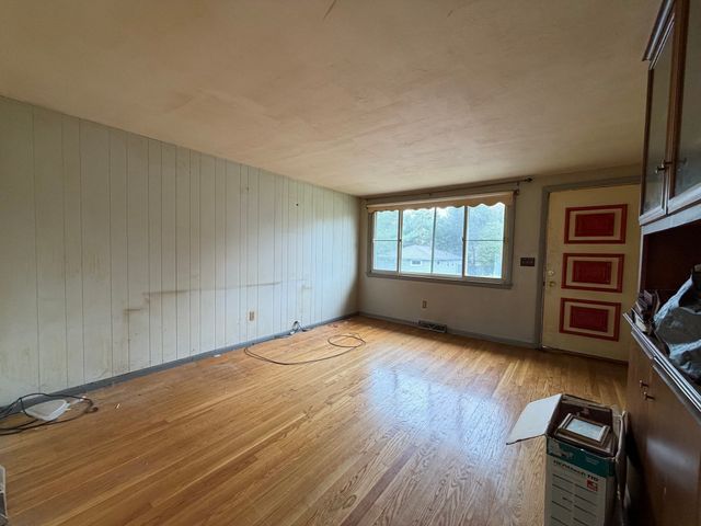 27 Dillon St, Worcester, MA 01604