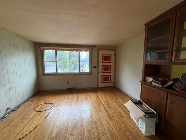 27 Dillon St, Worcester, MA 01604