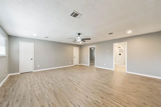 5034 Creekview Drive, La Porte, TX 77571