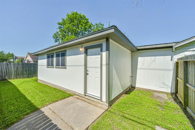 5034 Creekview Drive, La Porte, TX 77571