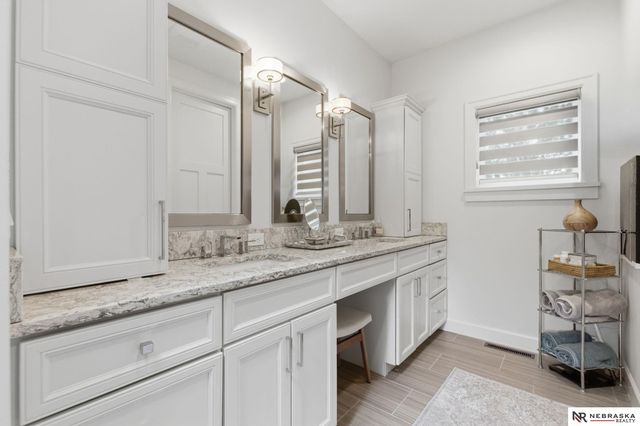 1606 S 221st Circle, Elkhorn, NE 68022