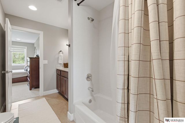 1606 S 221st Circle, Elkhorn, NE 68022