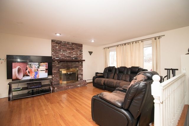 120 Amesbury St, Dracut, MA 01826