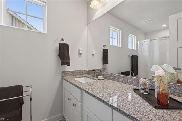 217 Kenny LN, Smithfield, VA 23430