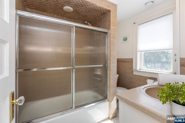 27 Edgewood Road, Bloomfield, NJ 07003