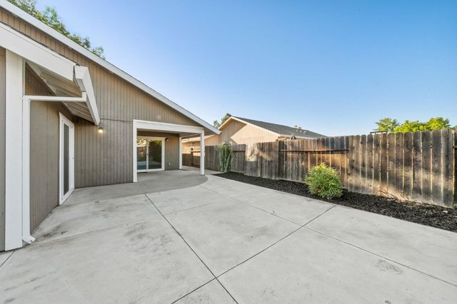 5060 Summerbrook Way, Sacramento, CA 95823