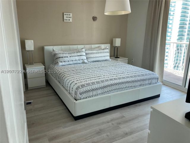1200 Brickell Bay Dr 3705, Miami, FL 33131