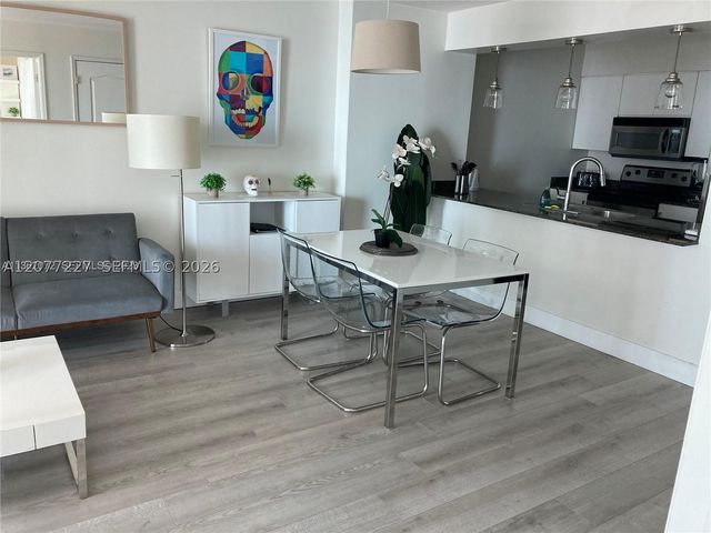 1200 Brickell Bay Dr 3705, Miami, FL 33131