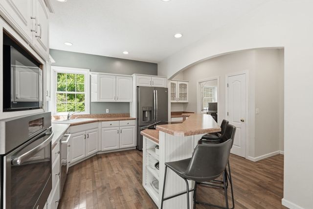 81 Sheffield Dr, Belchertown, MA 01007