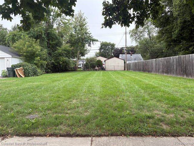 22404 Maxine Street, Saint Clair Shores, MI 48080