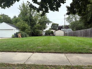 22404 Maxine Street, Saint Clair Shores, MI 48080