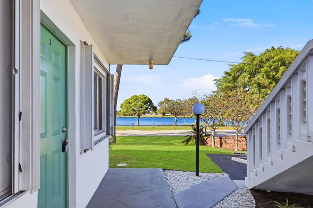 2004 Lake Osborne Drive 1, Lake Worth Beach, FL 33461