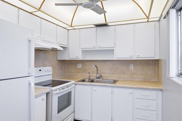 2004 Lake Osborne Drive 1, Lake Worth Beach, FL 33461