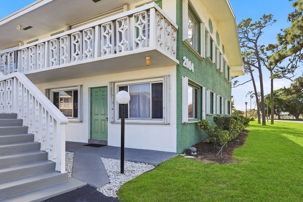 2004 Lake Osborne Drive 1, Lake Worth Beach, FL 33461