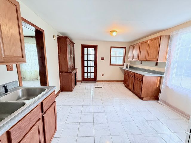 1132 E LOCUST Street, Dekalb, IL 60115