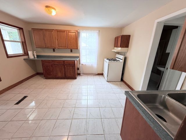 1132 E LOCUST Street, Dekalb, IL 60115