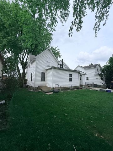 1132 E LOCUST Street, Dekalb, IL 60115