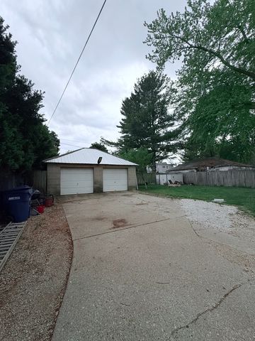 1132 E LOCUST Street, Dekalb, IL 60115