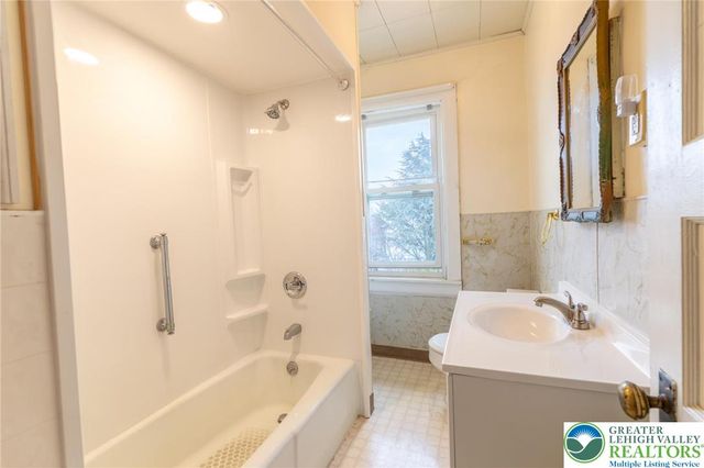 2420 Sycamore Street, Wilson Boro, PA 18042