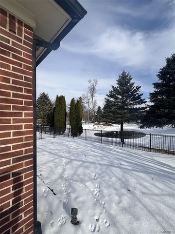 47546 Belmont Drive, Belleville, MI 48111