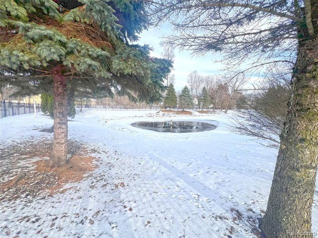 47546 Belmont Drive, Belleville, MI 48111