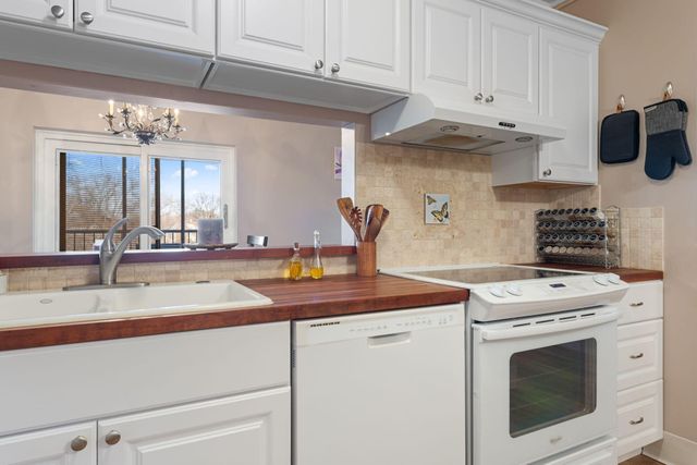 10521 Cedar Lake Road 501, Minnetonka, MN 55305