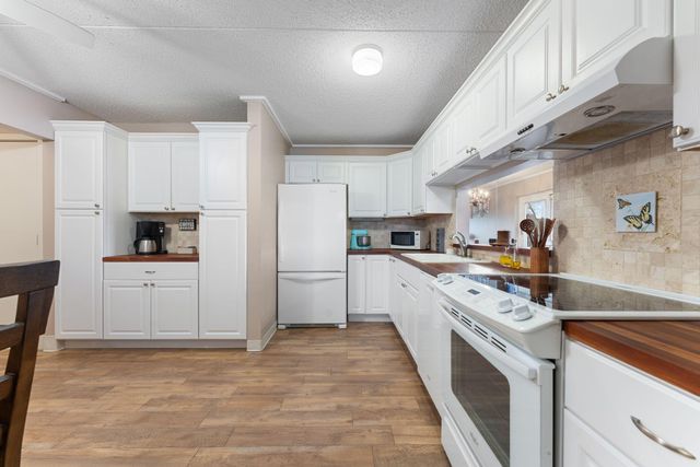 10521 Cedar Lake Road 501, Minnetonka, MN 55305