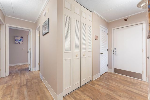 10521 Cedar Lake Road 501, Minnetonka, MN 55305