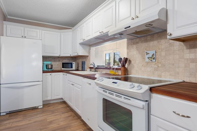 10521 Cedar Lake Road 501, Minnetonka, MN 55305