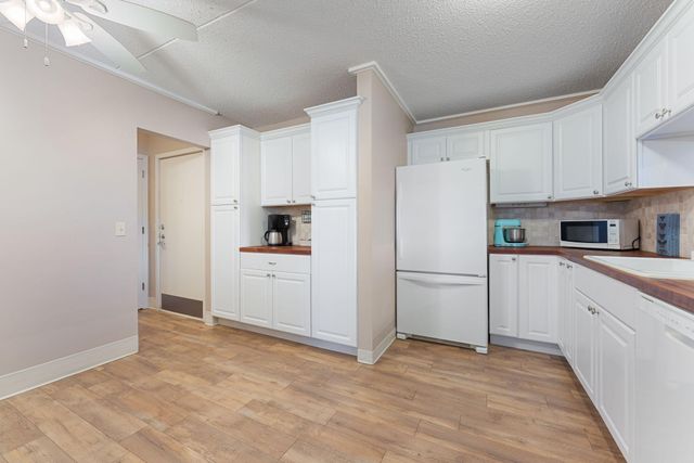 10521 Cedar Lake Road 501, Minnetonka, MN 55305