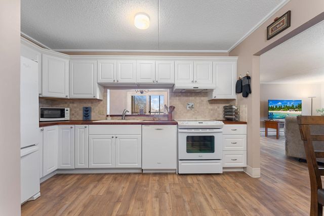 10521 Cedar Lake Road 501, Minnetonka, MN 55305