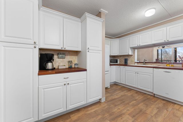 10521 Cedar Lake Road 501, Minnetonka, MN 55305