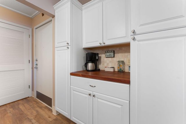 10521 Cedar Lake Road 501, Minnetonka, MN 55305