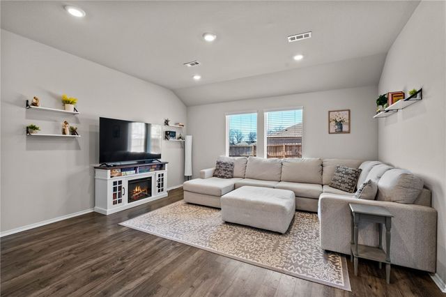 501 S Smith Avenue, Gentry, AR 72734