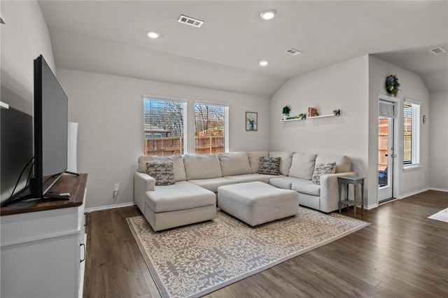 501 S Smith Avenue, Gentry, AR 72734