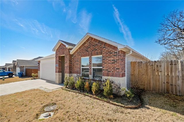 501 S Smith Avenue, Gentry, AR 72734