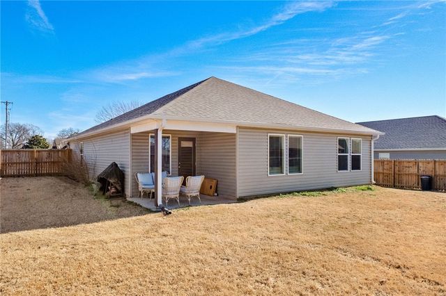 501 S Smith Avenue, Gentry, AR 72734