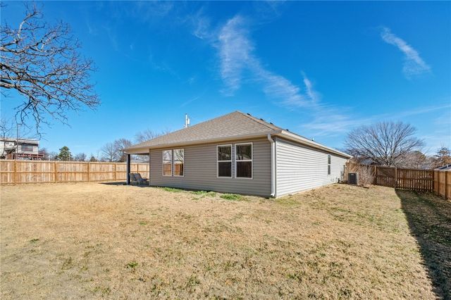 501 S Smith Avenue, Gentry, AR 72734