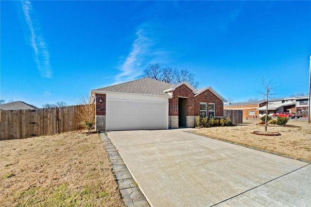 501 S Smith Avenue, Gentry, AR 72734
