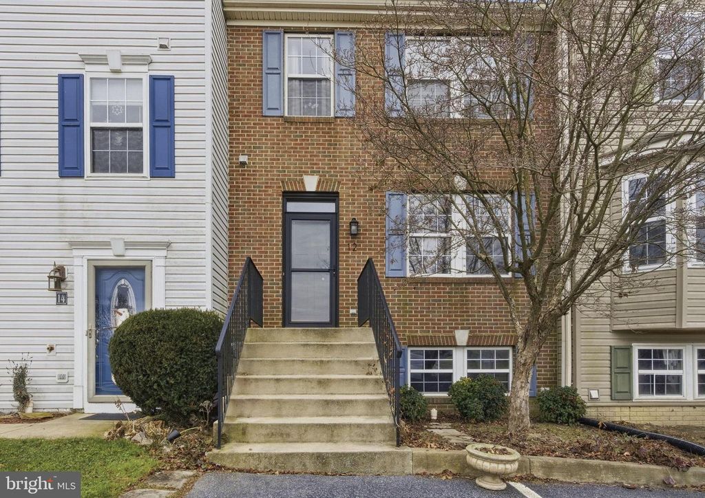 12 THORNBERRY DR, Martinsburg, WV 25403