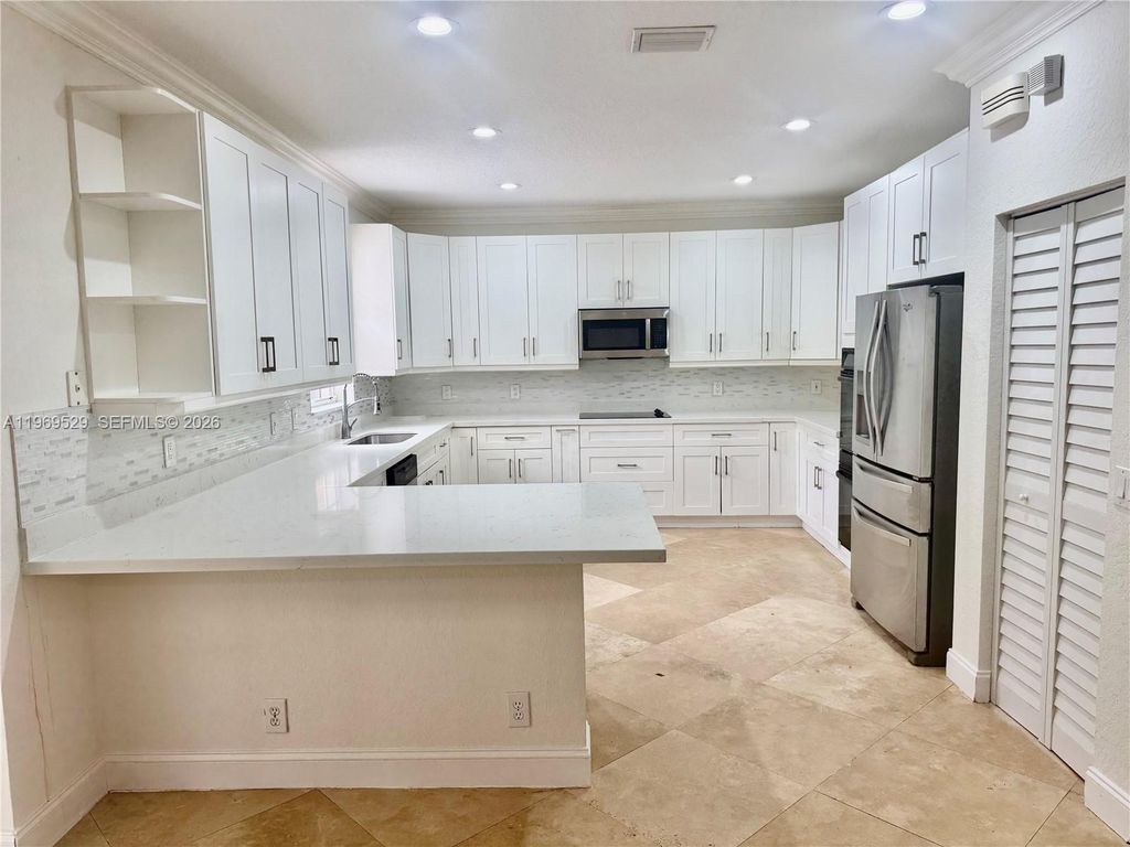 Image 2 of property listing at 2455 Greenbrier Ct, Weston, FL 33327