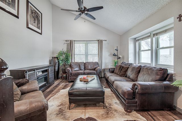 6112 Farmingdale Drive, Arlington, TX 76001