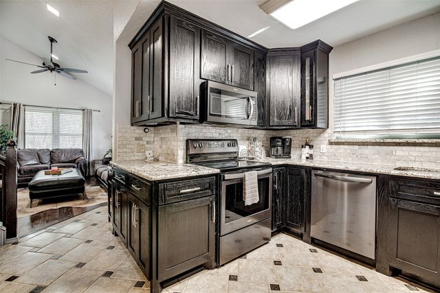 6112 Farmingdale Drive, Arlington, TX 76001
