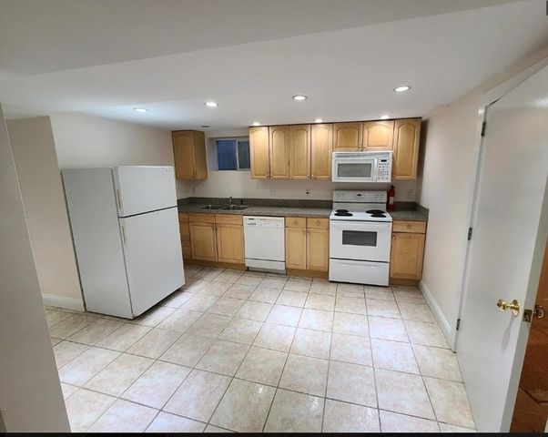 1 Hilltop Rd B, Watertown, MA 02472