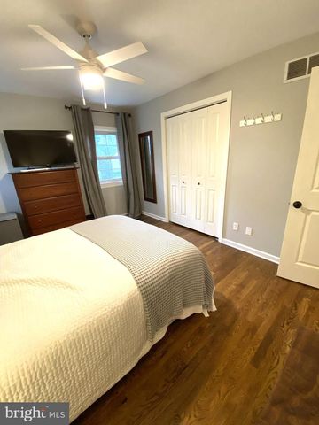 8 ANGLIN DR, Newark, DE 19713